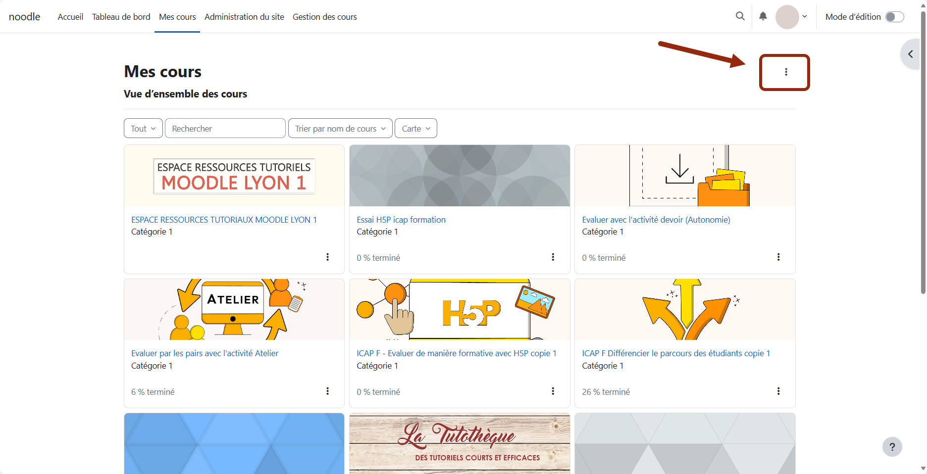 Sur la même ligne que vue d'ensemble des cours, il y a un bouton gestion de cours materialisé par 3 petits points verticaux.