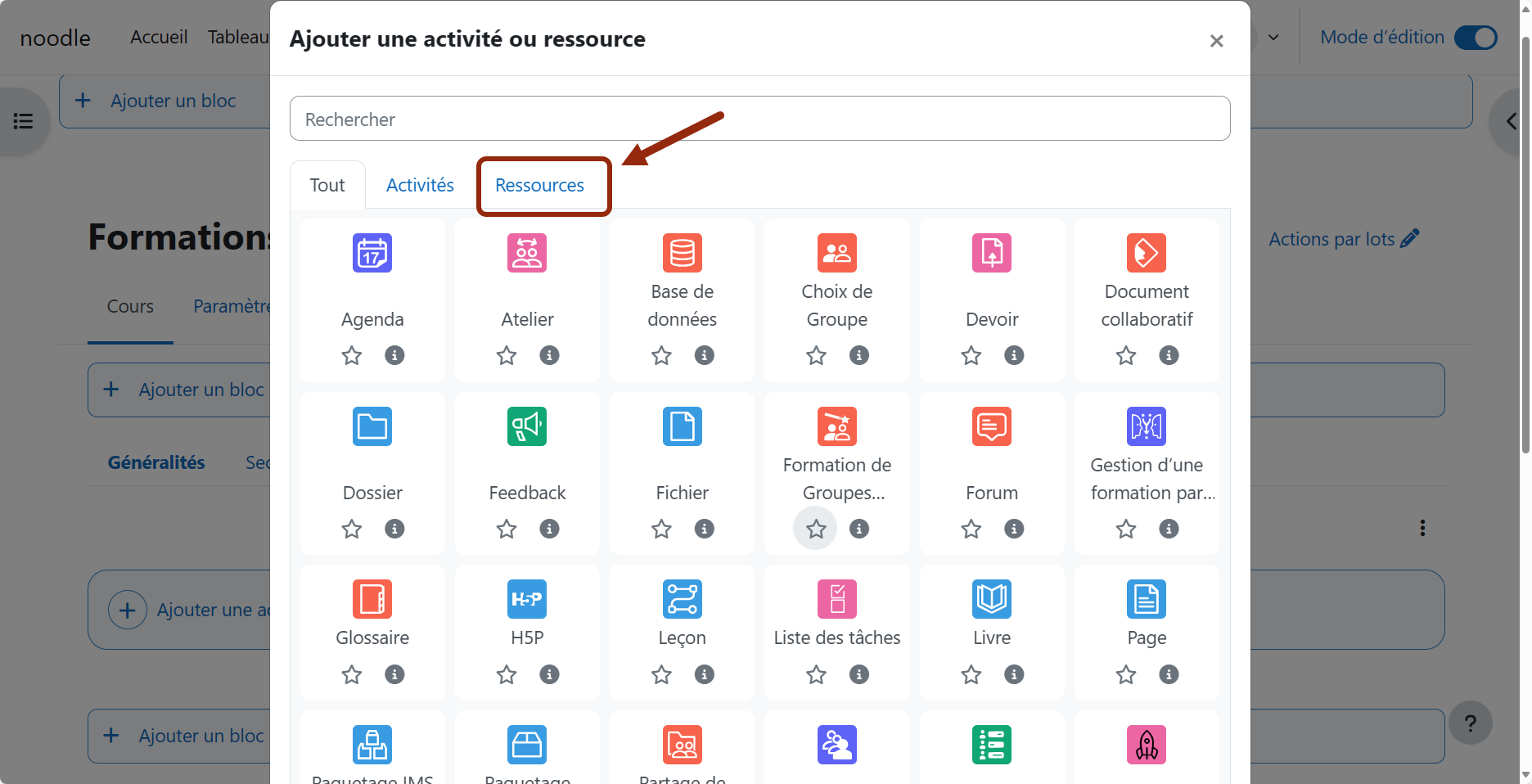 Une fenêtre s'ouvre à l'écran avec 3 onglets cliquables : Tout, Activités, Ressources. Cliquez sur Ressources