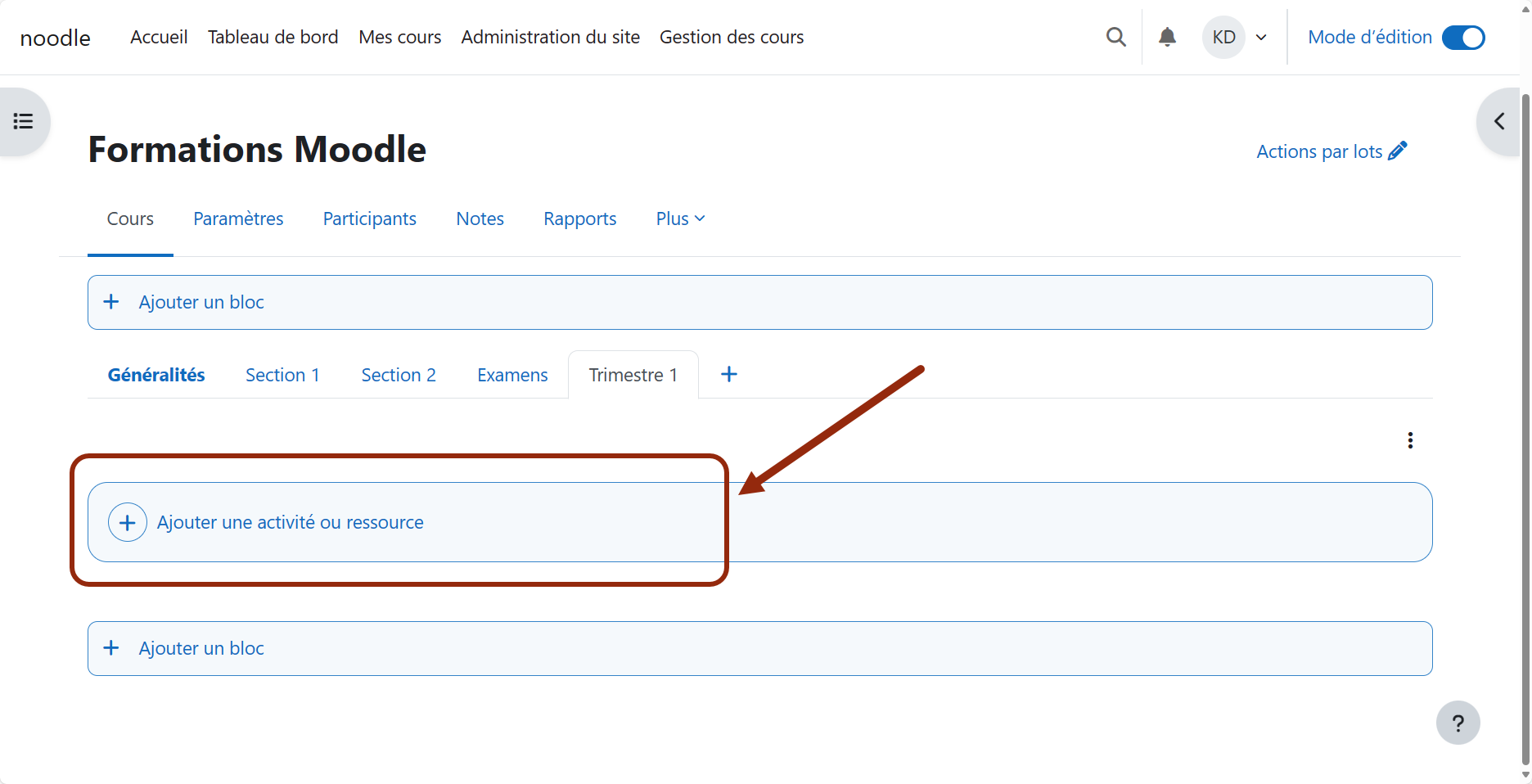 Des zones d'édition apparaissent dans les sections. Cliquez sur la zone "Ajouter une activité ou une ressource".