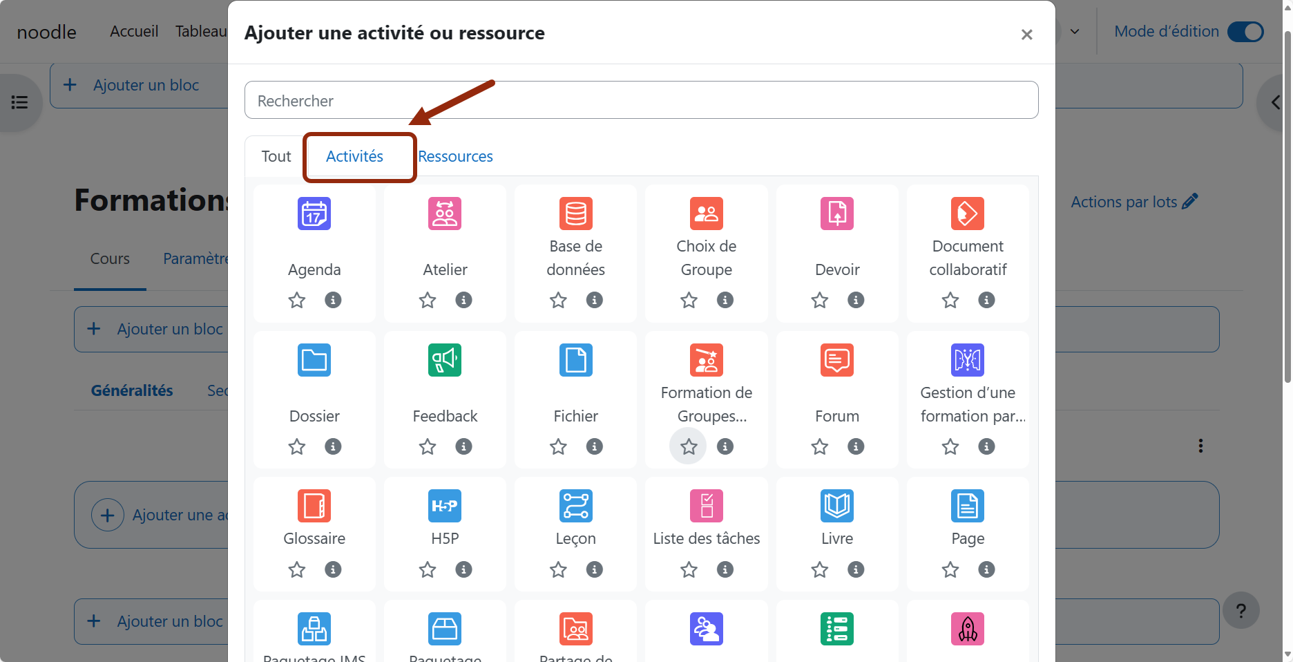 Une fenêtre s'ouvre à l'écran avec 3 onglets cliquables : Tout, Activités, Ressources. Cliquez sur Activités